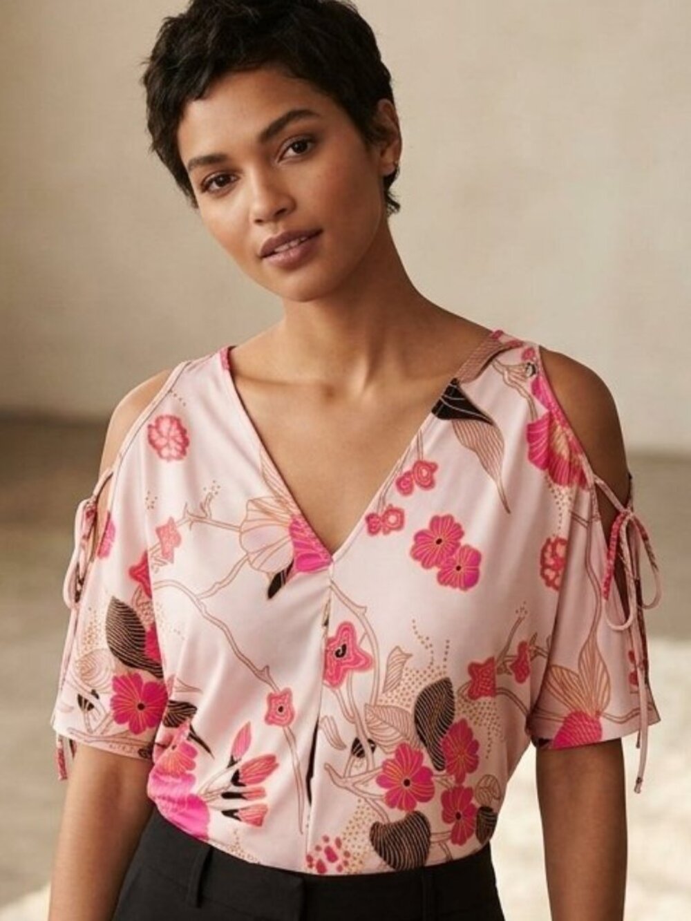 Women’s Express Cold Shoulder Floral V-Neck Top - Size L